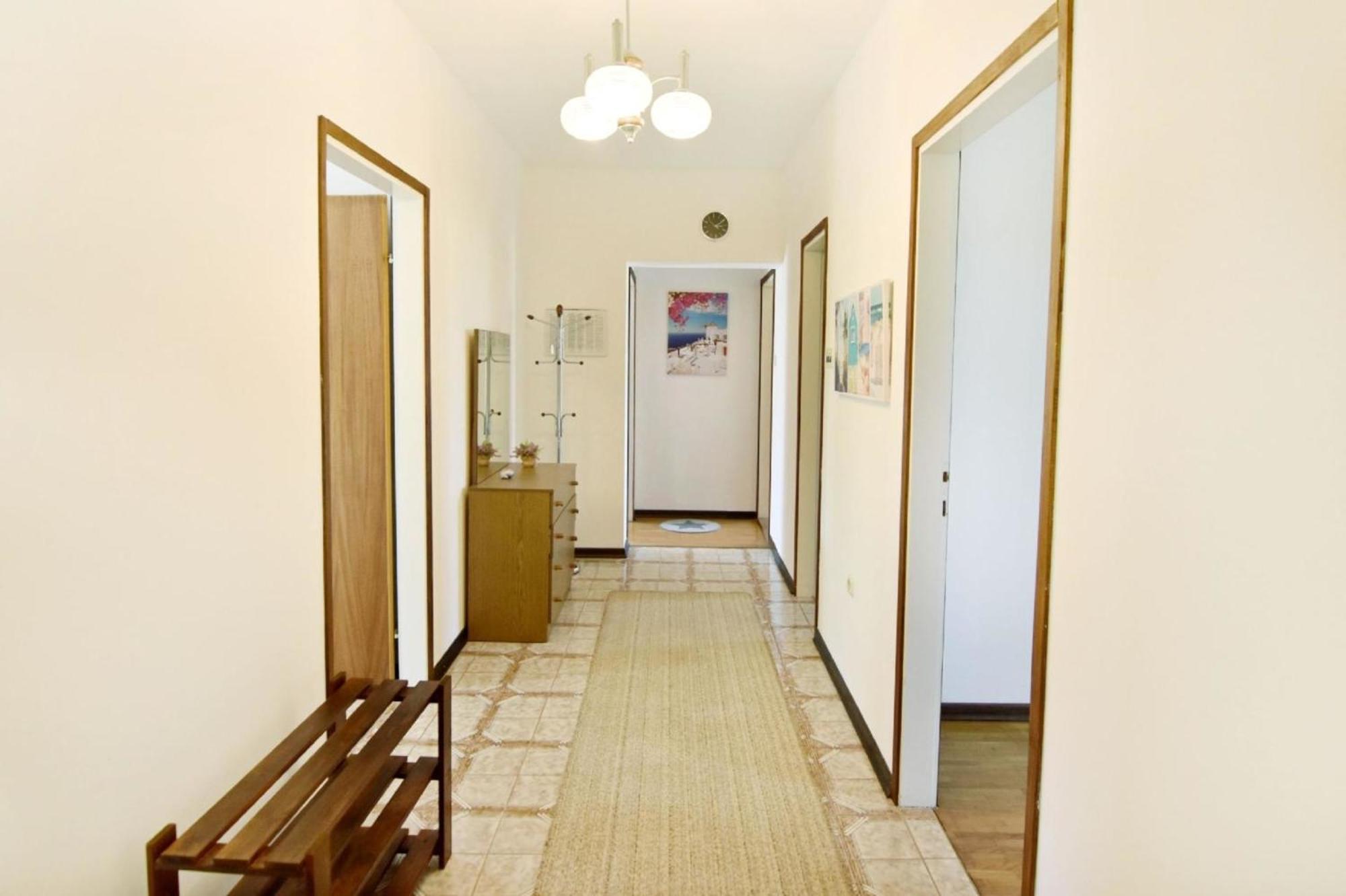 Einfache Und Geraeumige Apartment