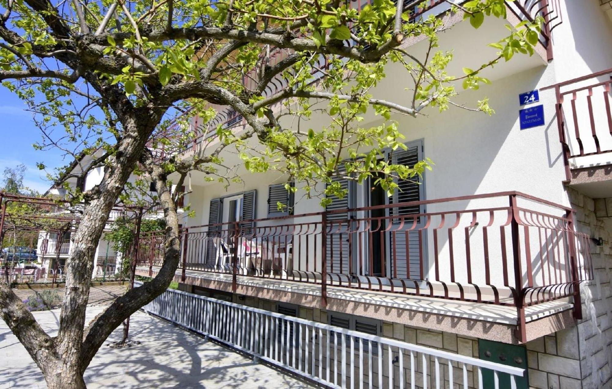 Apartment Einfache Und Geraeumige *